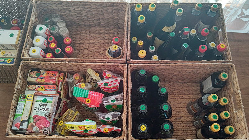 瓶の備蓄はキャップに色分けシールを貼って賞味期限が一目でわかる