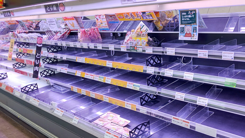 品不足のスーパー精肉売り場